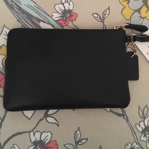 ❗️SOLD❗️⭐️PRICE DROP⭐️Coach NWT wristlet - Picture 2 of 3