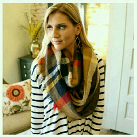💥LAST ONE!💥Cozy plaid infinity scarf! Tan/Navy! - Picture 3 of 3