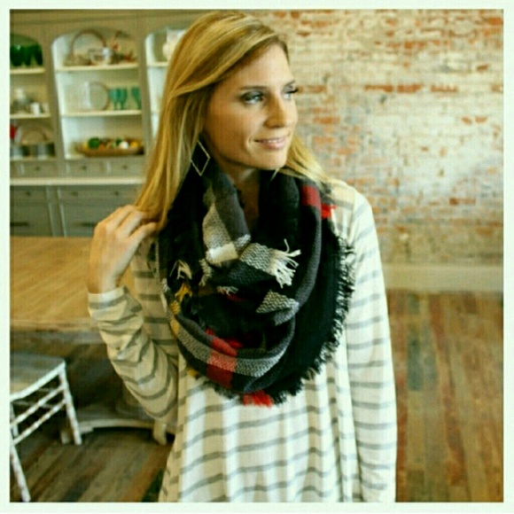 💥LAST ONE💥Cozy plaid infinity scarf! Black/gray! - Picture 3 of 3