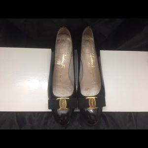 Salvatore Ferragamo
'Vara' Pump- Black size 5.5B