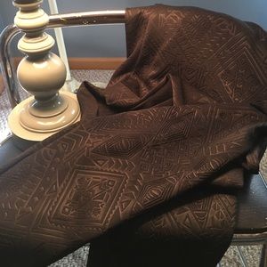 Textured black leggings.