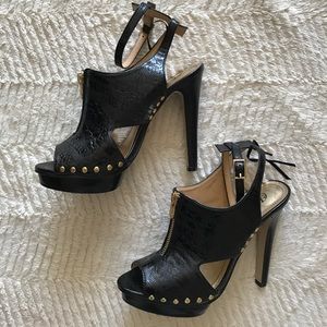 ⚡️SALE⚡️Black Open Toe Pumps with Gold Zipper