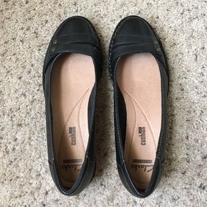 Clarks - BRAND NEW Black flats