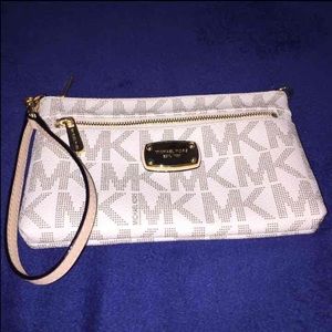 Michael Kors Clutch ✨ .