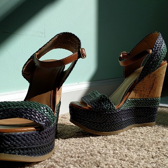 PRICE DROP!! Adorable mossimo wedges