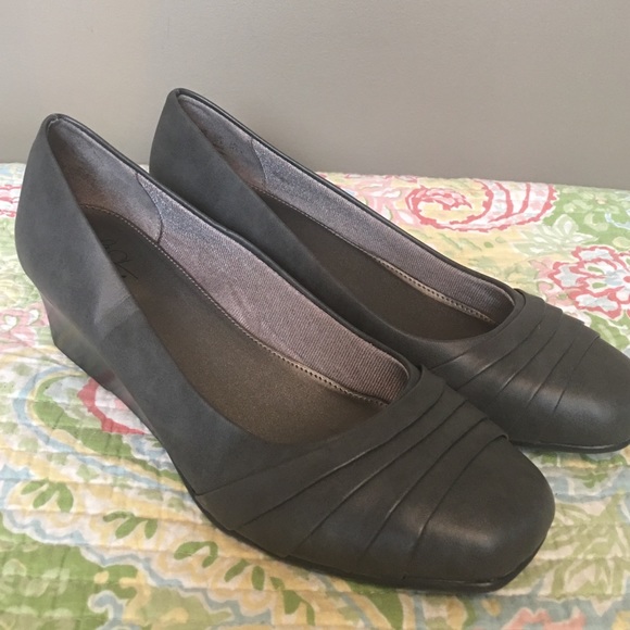 Life Stride comfort wedges. NWOB. Sz 7. Gray