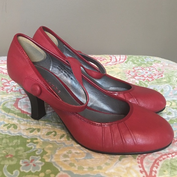 Apostrophe Red pumps. Sz 7. Like new