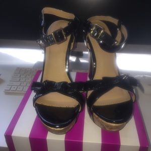 Black wedges