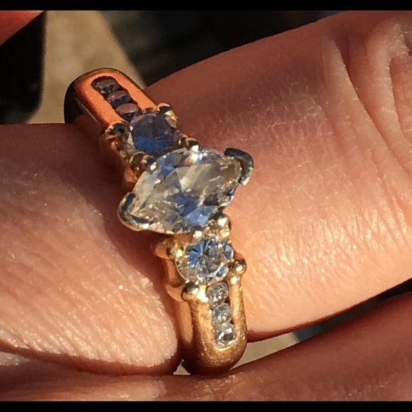 Stunning Marquis Brilliant Cut Diamond Ring - Picture 3 of 4