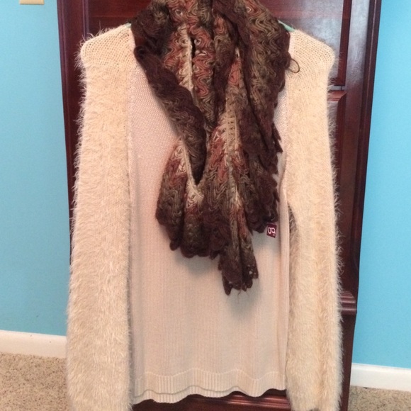 Off white/cream sweater with fuzzy sleeves - Picture 1 of 4