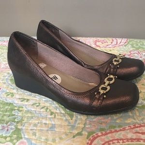 Life Stride bronze wedges. Sz 7W. Like new.