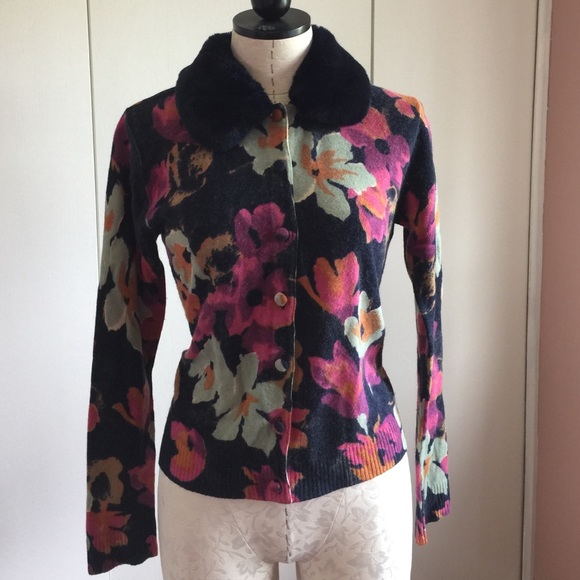 Floral cardigan with removal fur trim.