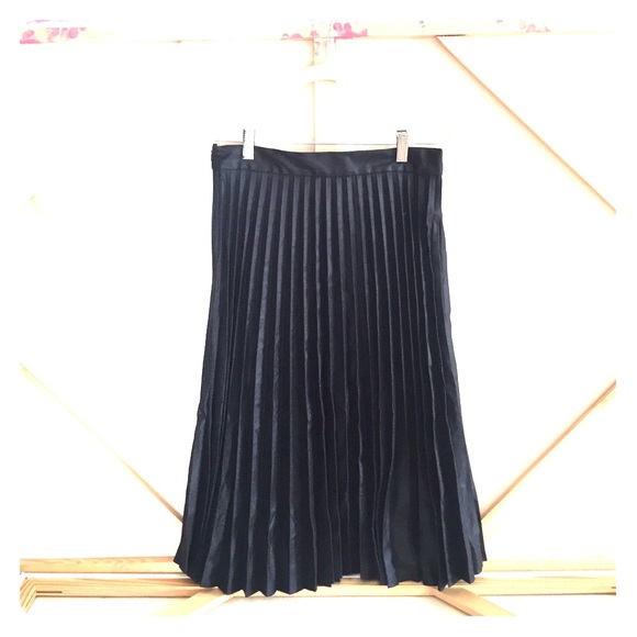 Pleated, resin-coated skirt!