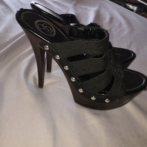 Jessica Simpson Heels - black & wood-like finish