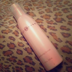 Sheer cover conditioning cleanser