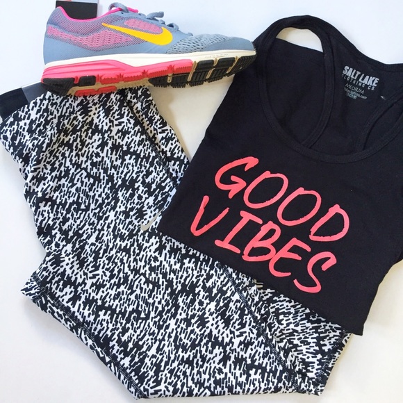 Nike Essential Tight Fit Capris - Picture 2 of 4