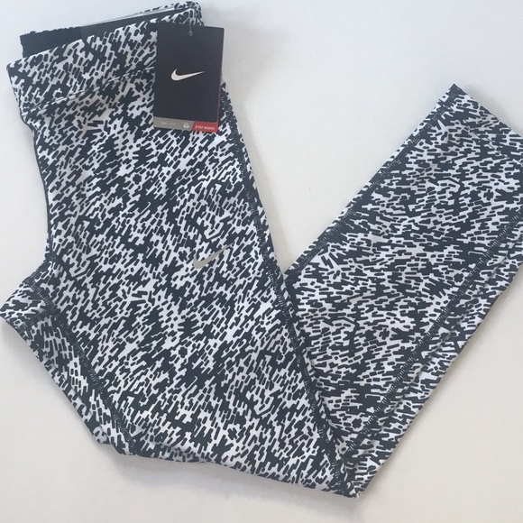 Nike Essential Tight Fit Capris - Picture 3 of 4