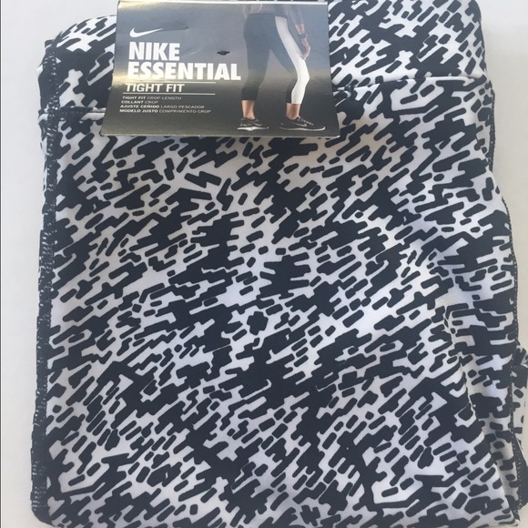 Nike Essential Tight Fit Capris - Picture 4 of 4