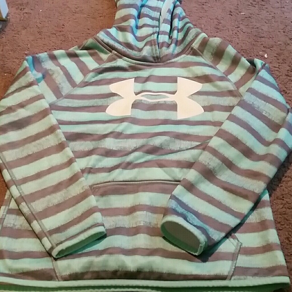 Medium girls under armour sweatshirt