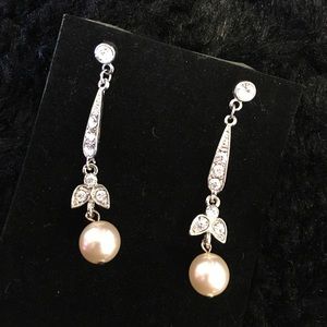 Silver pearl earring