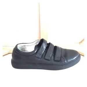 Leather Velcro sneaker!!