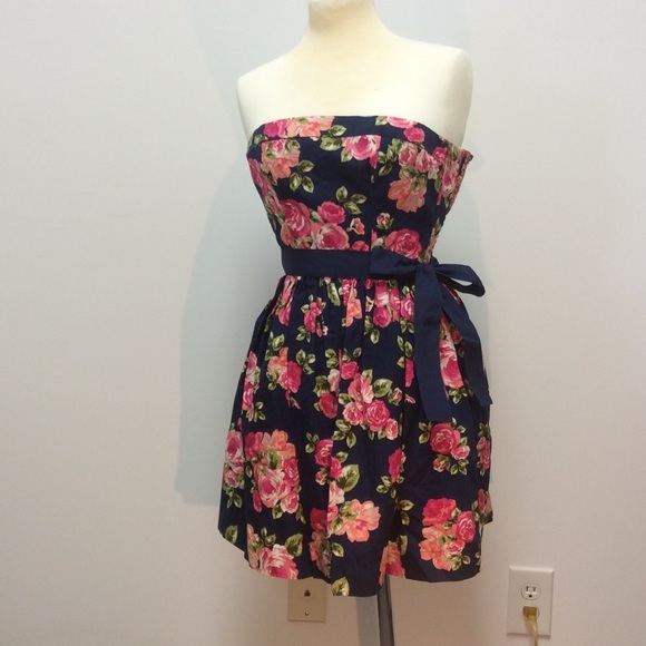 Forever 21 Rosebud Strapless short dress w/tie
