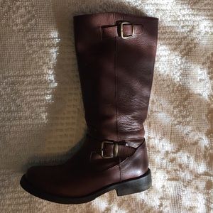 Gently used size 7 Steve Madden leather boots.