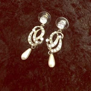 Pearl and silver earring