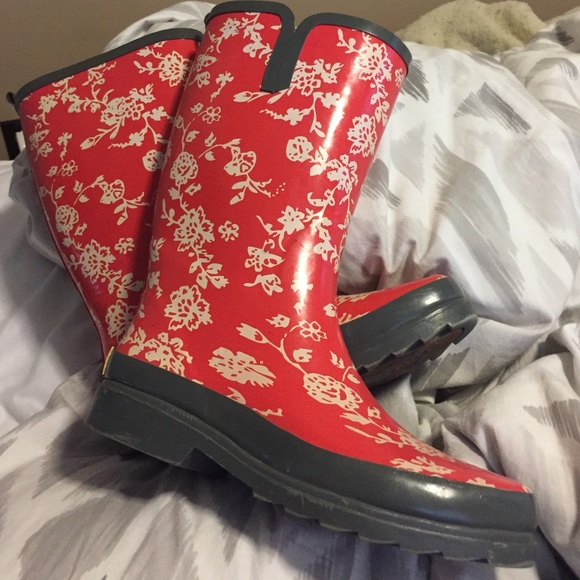 Red & white flower print rain boots