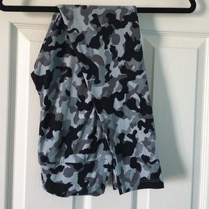 🦄Lularoe OS black and gray camo leggings🦄