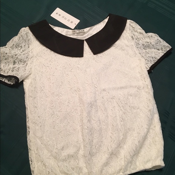 Cute white shirt, black collar and bows in back