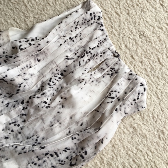 Pleated dress! - Picture 4 of 4