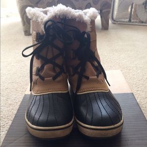 Black/tan Waterproof, insulated lace up boots