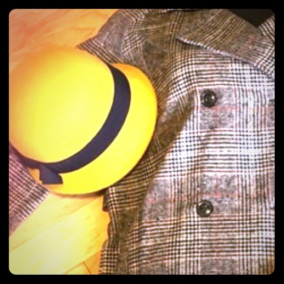Yellow hat and gloves.