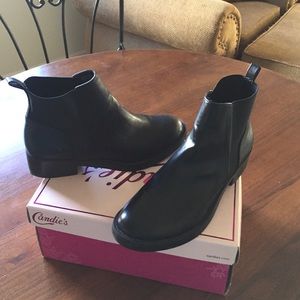 Candie's short faux leather bootie size 9.5