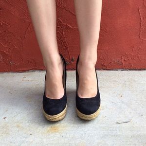 Super cute black wedges!