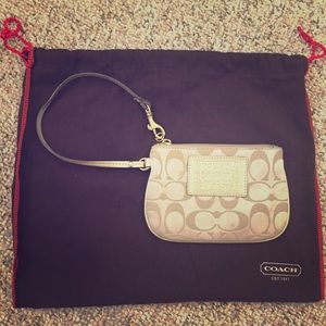 LARGE GOLD COACH WRISTLET WITH DUST DAG
