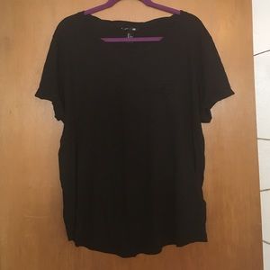 H&M black tee with front pocket