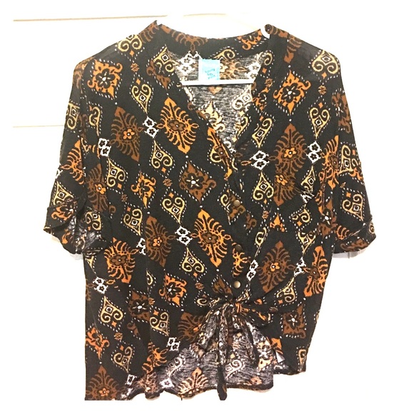 Button up crop top with tie in the front - Picture 1 of 3