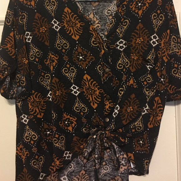 Button up crop top with tie in the front - Picture 2 of 3