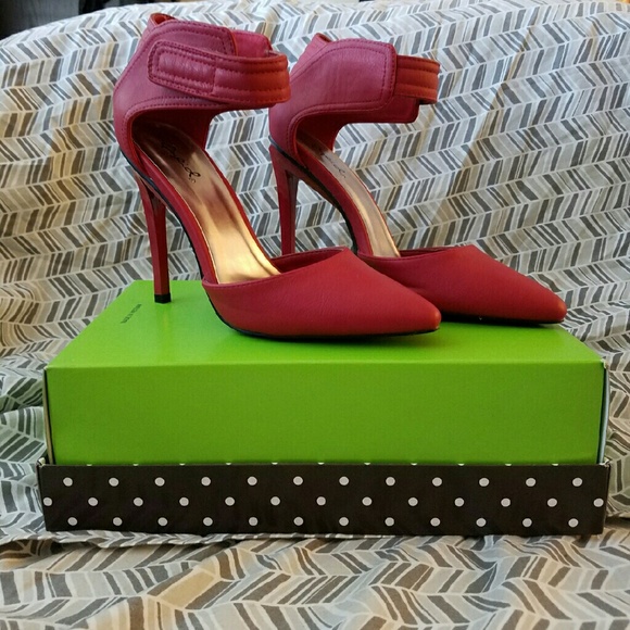 Qupid Red Pointed Pumps - Picture 1 of 3