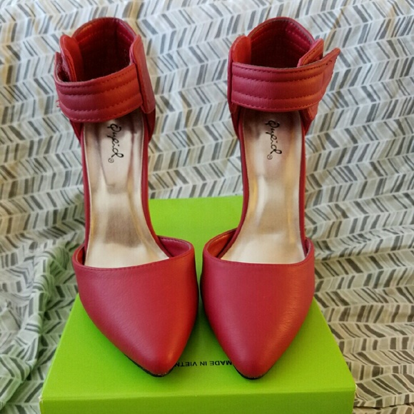 Qupid Red Pointed Pumps - Picture 2 of 3