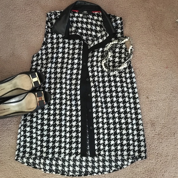 Leather collar sleeveless houndstooth blouse