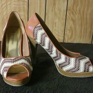 Peep toe pump