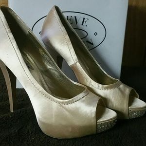Peep toe pump