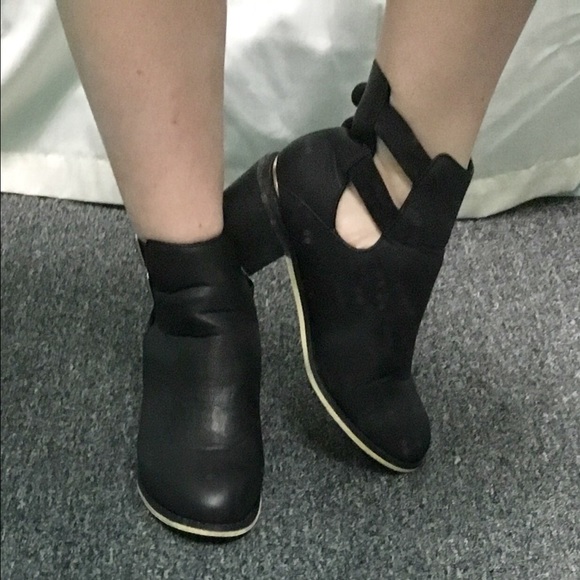 SOLD- ECOTE' booties - Picture 4 of 4