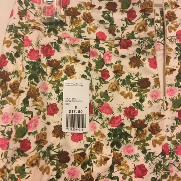 NWT Flower Printed Mini Skirt - Picture 2 of 2