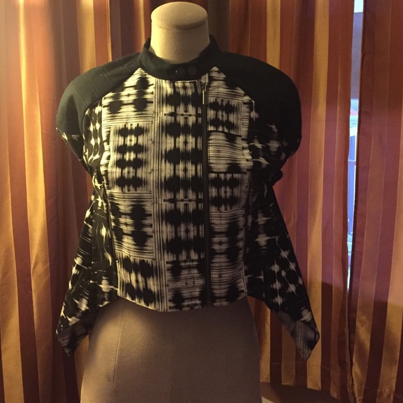 BCBGMAXAZRIA BLACK AND WHITE STYLISH CROP JACKET - Picture 3 of 4
