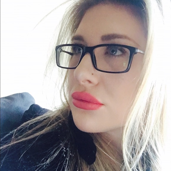 Meet your Posher, Whitney - Picture 1 of 1