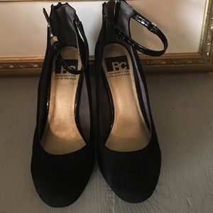 Black closed toed wedges